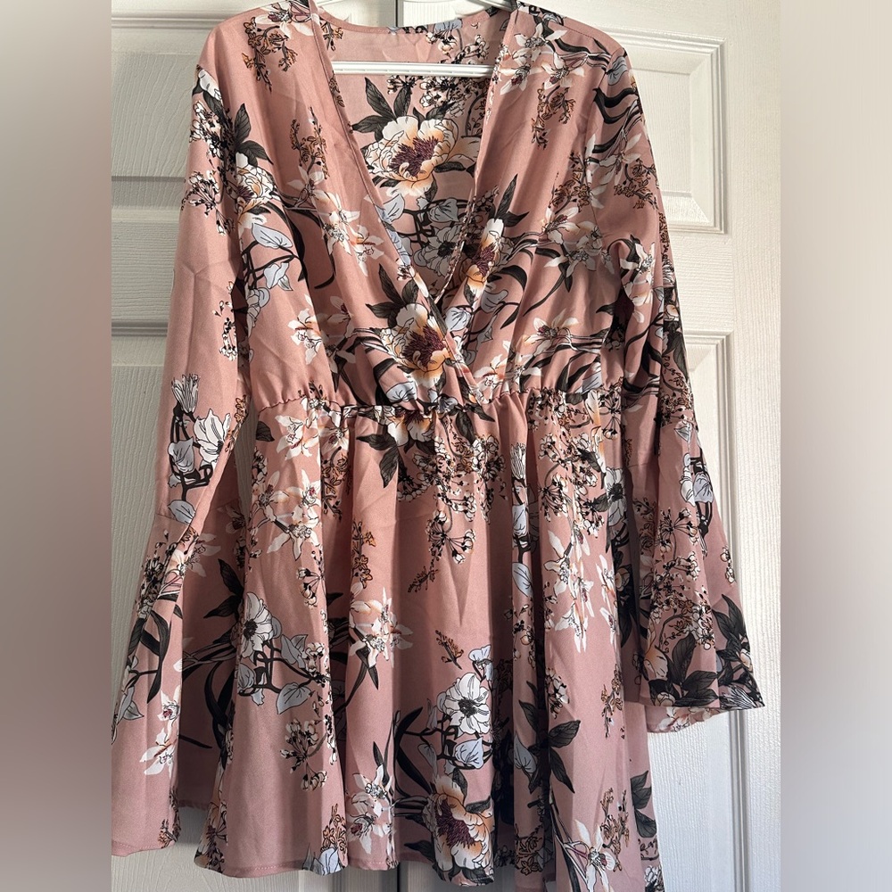 ❤️‍🔥CLOSET CLEAR OUT!❤️‍🔥 Asymmetrical Floral V-neck Blouse